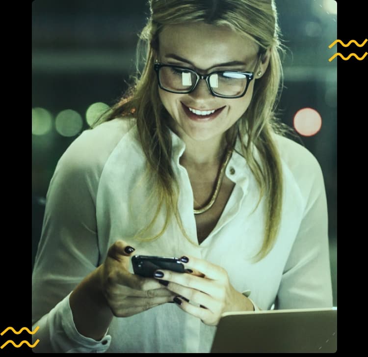 Servidora sorrindo usando o cartão PixCard