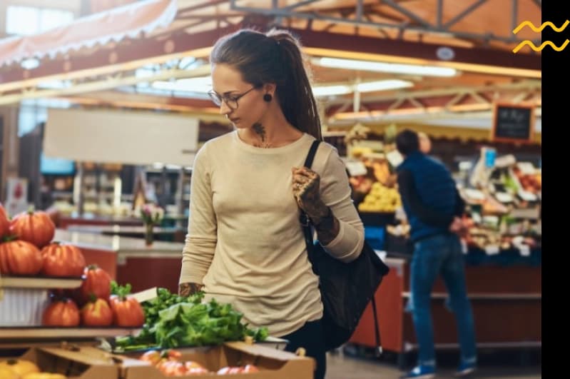 Servidora fazendo compras no comércio local